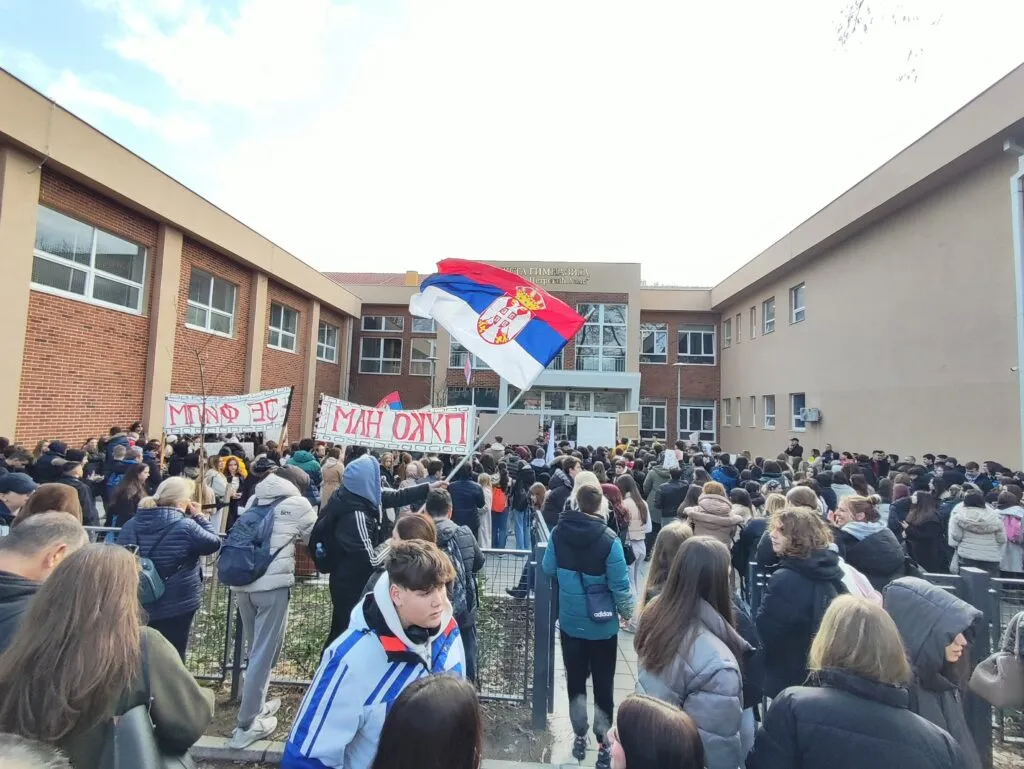 Roditelji đaka Devete gimnazije optužili direktorku za finansijske malverzacije: Tvrde da je lažirala dnevnice za ekskurziju i fingirala tender za jednu agenciju