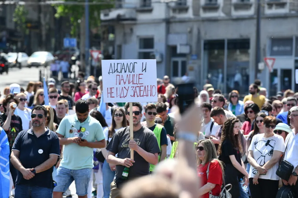 Ogroman broj ljudi na protestu u Vrbasu: Pogledajte snimke sa sinoćnjeg studentskog skupa VIDEO