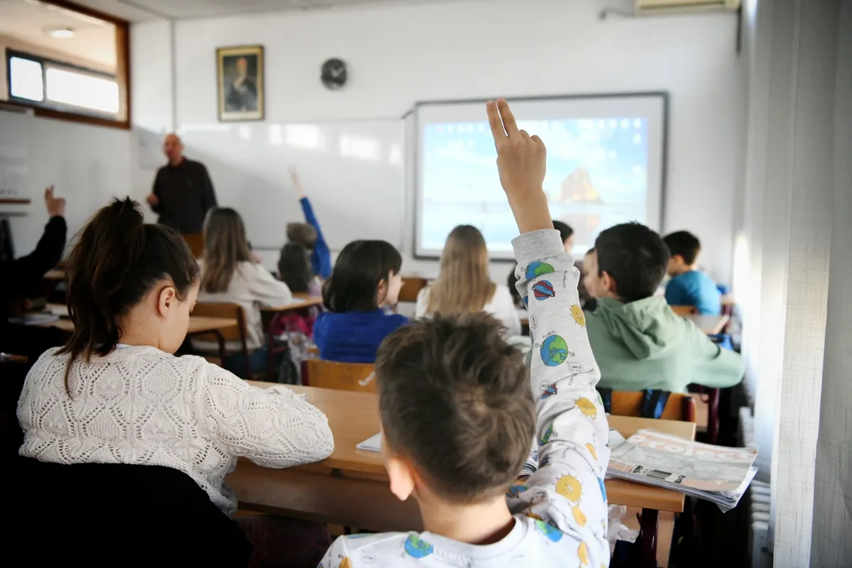 "Srbiji su potrebne učionice pune znanja, a ne ideologije. U njima treba da budu knjige, laboratorije i računari, a ne kandila"