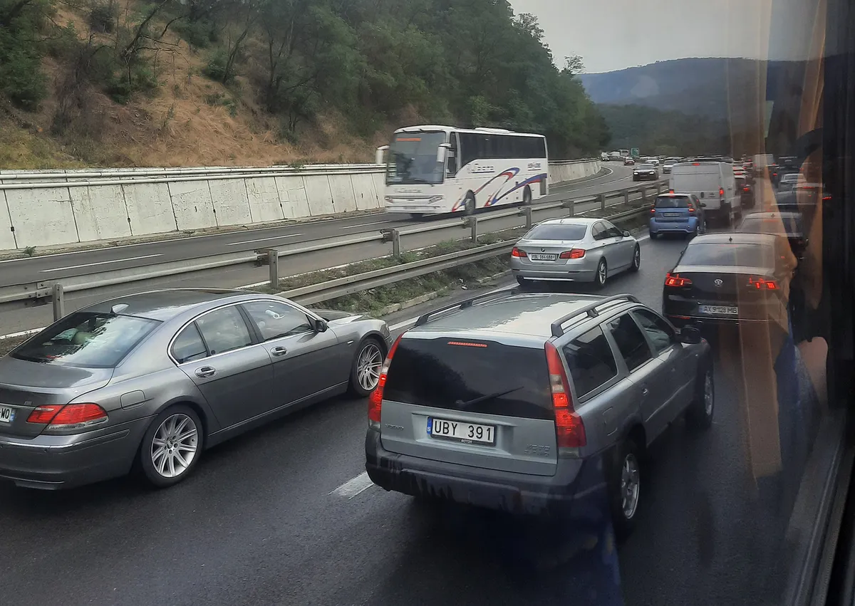 Teška saobraćajna nesreća na auto-putu posle Begaljičkog brda: Automobil prevrnut, četvoro prevezeno u bolnicu
