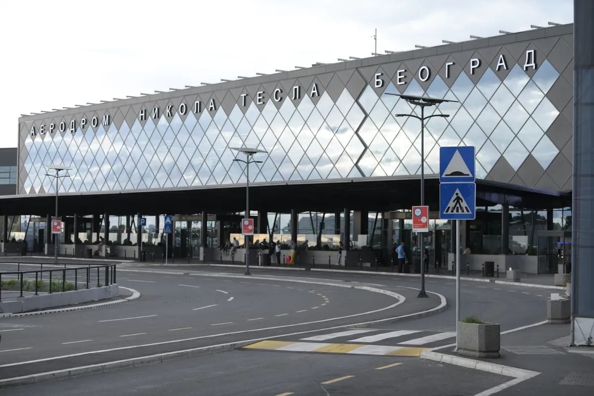 Zapalio se automobil na Aerodromu Nikola Tesla (VIDEO)