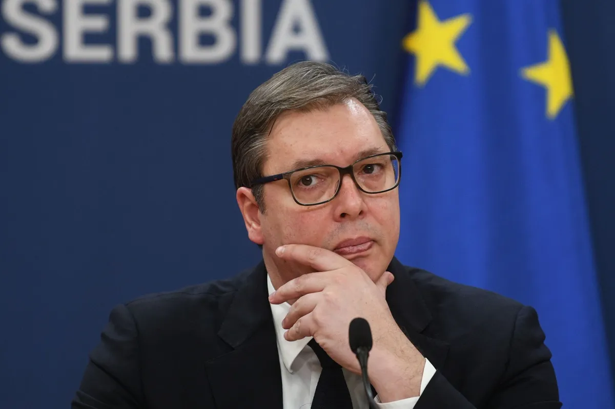 Vučić ljut što radovi na rekonstrukciji Starog železničkog mosta napreduju sporo: Kritikovao ministre koji su otišli na odmor "iako nisu završili posao", a delio i sladoled radnicima