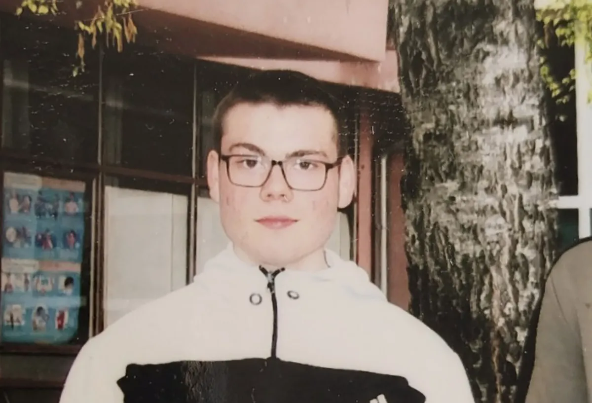 "Do danas nisam uspeo da saznam šta se desilo u fabrici i kako mi je sin poginuo": Počelo suđenje za nesreću u "Trajalu", sudi se rukovodiocima zbog smrti radnika