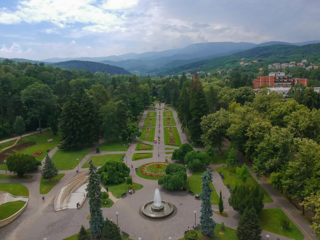 Penzionerima sutra dele 30.000 vaučera za odmor u Srbiji - evo koliko vrede i kako planiraju da spreče zloupotrebu