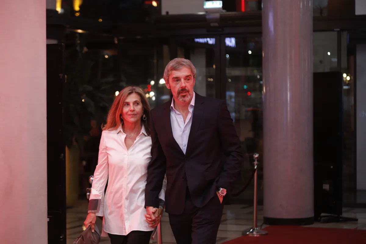Snežana Bogdanović i Uliks Fehmiu podelili porodičan trenutak: Glumci u zagrljaju uživali pored plaže FOTO