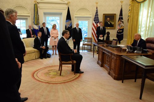 POLITIKA - američki predsednik Donald Tramp i predsednik Srbije Aleksandar Vučić pre potpisivanja Sporazuma Beograda i Prištine u Vašingtonu