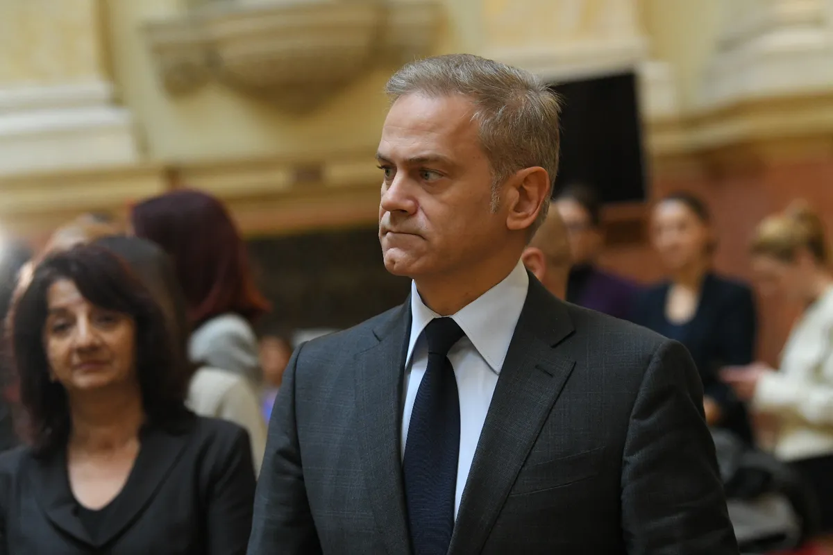 "Gospodine Macut, istekla vam je registracija. Vi ste vlada prošlosti, to vam je rekao i šef, tako završavate"