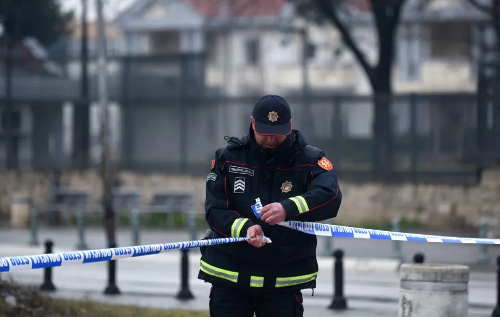 Uhapšen vozač: Nudio mito saobraćajcu, pa se zaključao u kola na pet sati