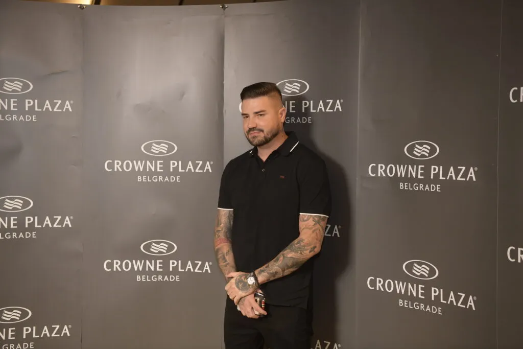 MC Stojan pao sa bine usred nastupa: Obezbeđenje odmah reago