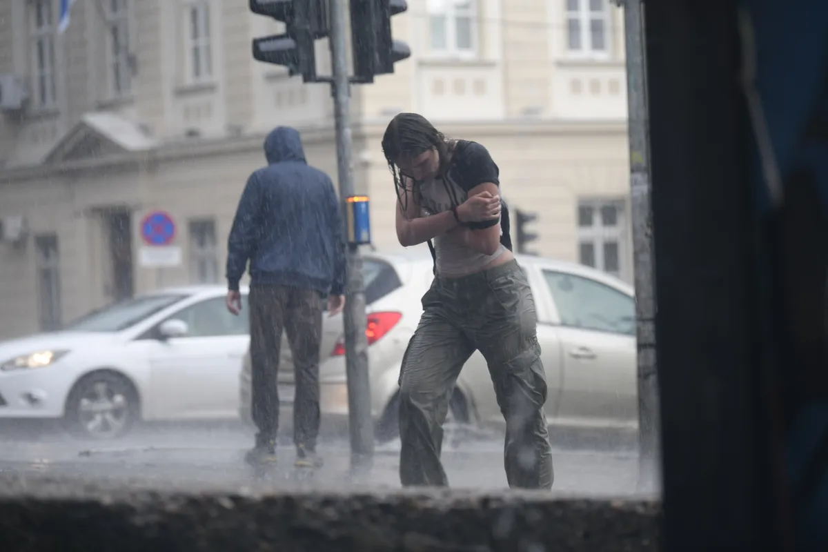 Hitno upozorenje RHMZ od ranog jutra: Jako nevreme s grmljavinom i gradom u ovom kraju Srbije, neće zaobići ni Beograd
