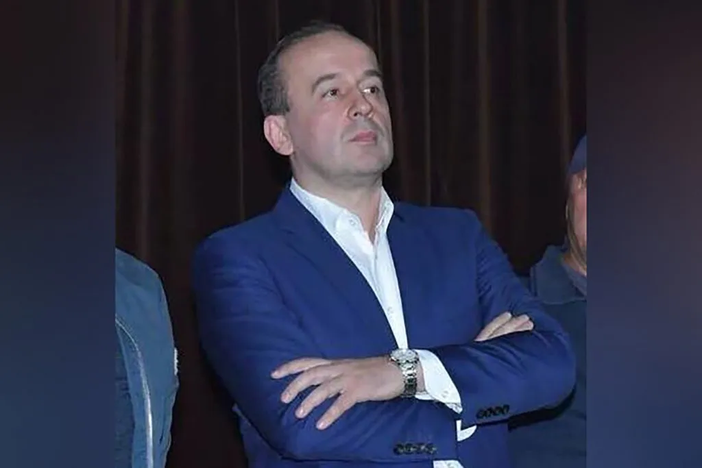 Prekinuta sednica SO Topola: Nije uvršten predlog o glasanju o poverenju Draganu Jovanoviću, odbornik opozicije ga poprskao vodom
