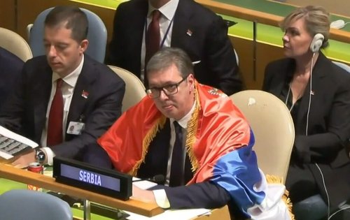 Aleksandar Vučić. Ujedinjene nacije generalna skupstina, srebrenica rezolucija, glasanje, zastava