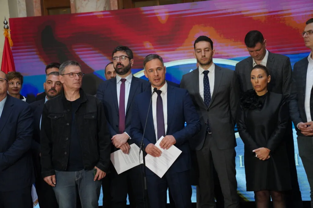 U toku veliki sastanak opozicije: Za stolom predstavnici devet stranaka