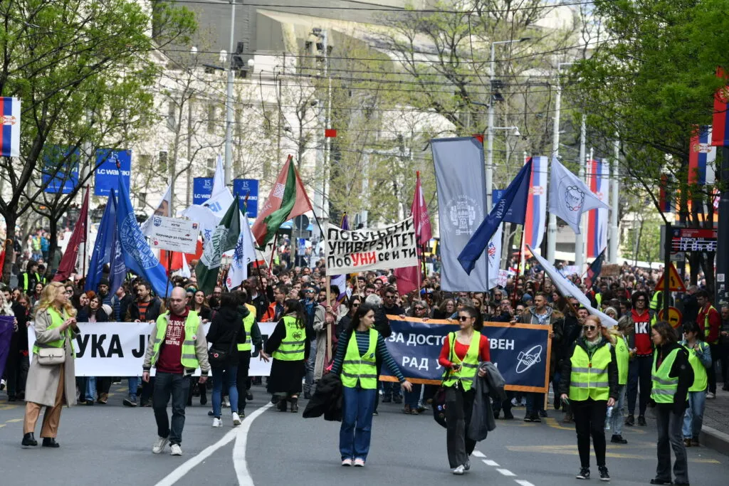 Četiri sata blokade raskrsnice kod Vlade Srbije, veliki prot