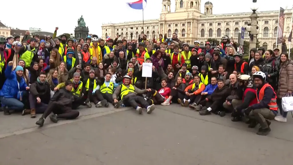 Policija sprečava projekciju filma „Tura do Strazbura“ u centru Sremskih Karlovaca