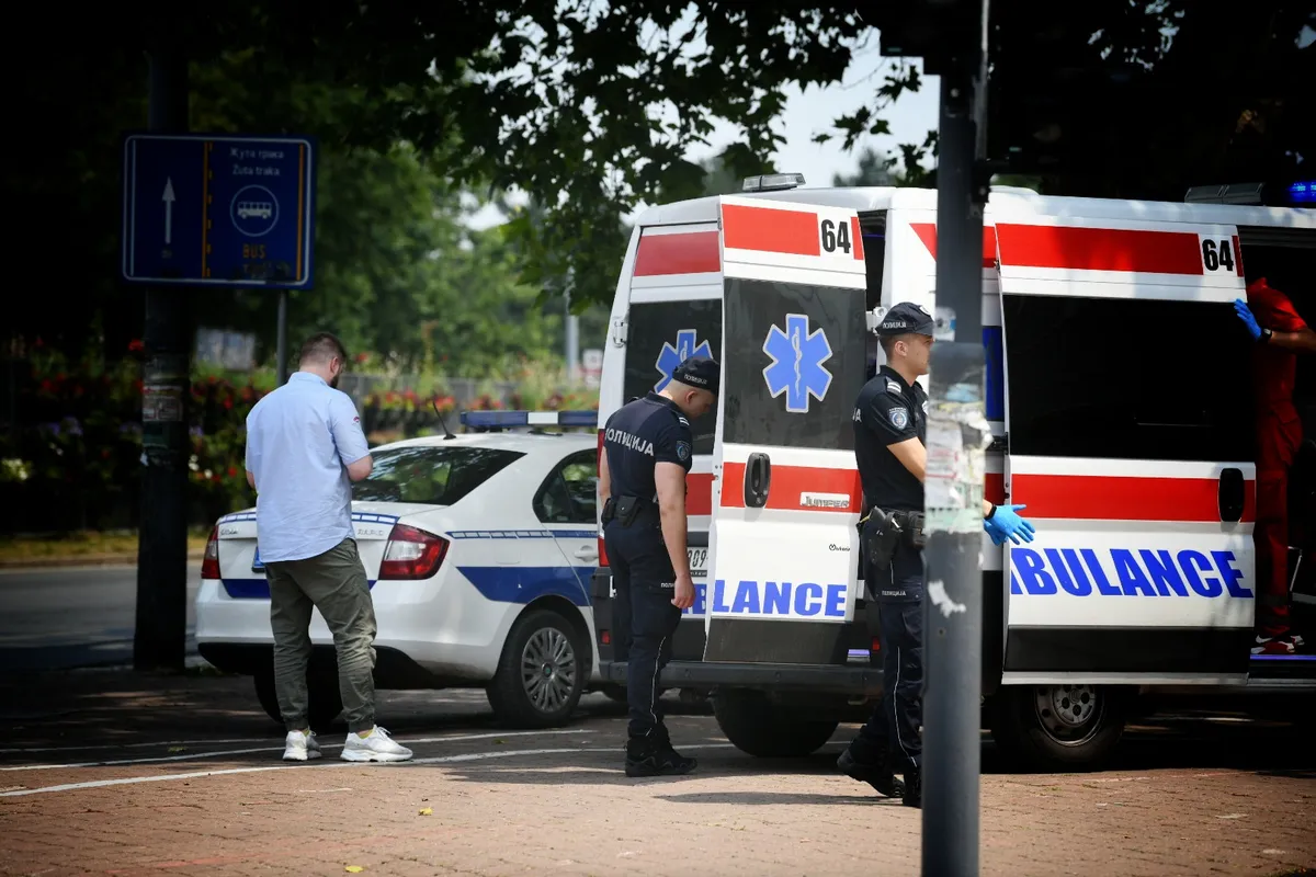 Kamere snimile nesreću kojoj je poginula devojčica (5), a njen brat (1) i majka su teško povređeni: Vozač izgubio kontrolu nad vozilom i izleteo na trotoar pun ljudi