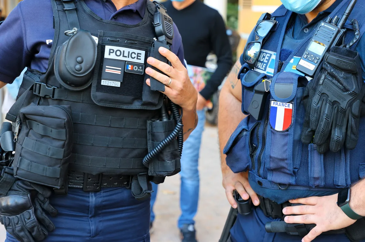 Policajac pucao i ranio muškarca koji je nožem napao ljude u Francuskoj