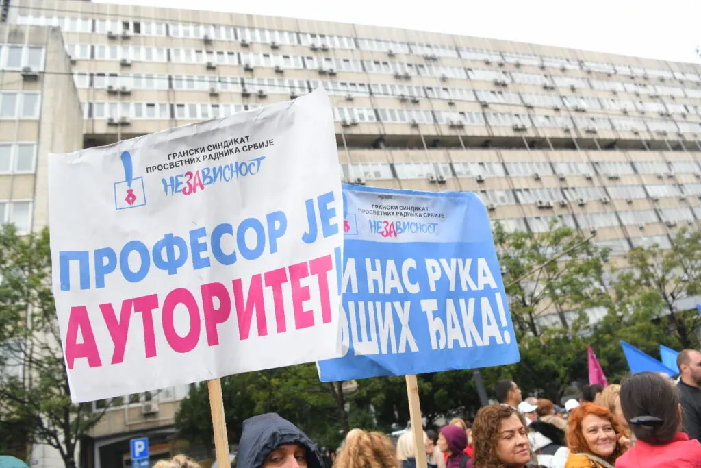 Forum škola Srbije i Forum beogradskih gimnazija traže povlačenje Nacrta izmena ZOSOV-a: Škola se ne unapređuje sužavanjem prava zaposlenih, učenika i roditelja