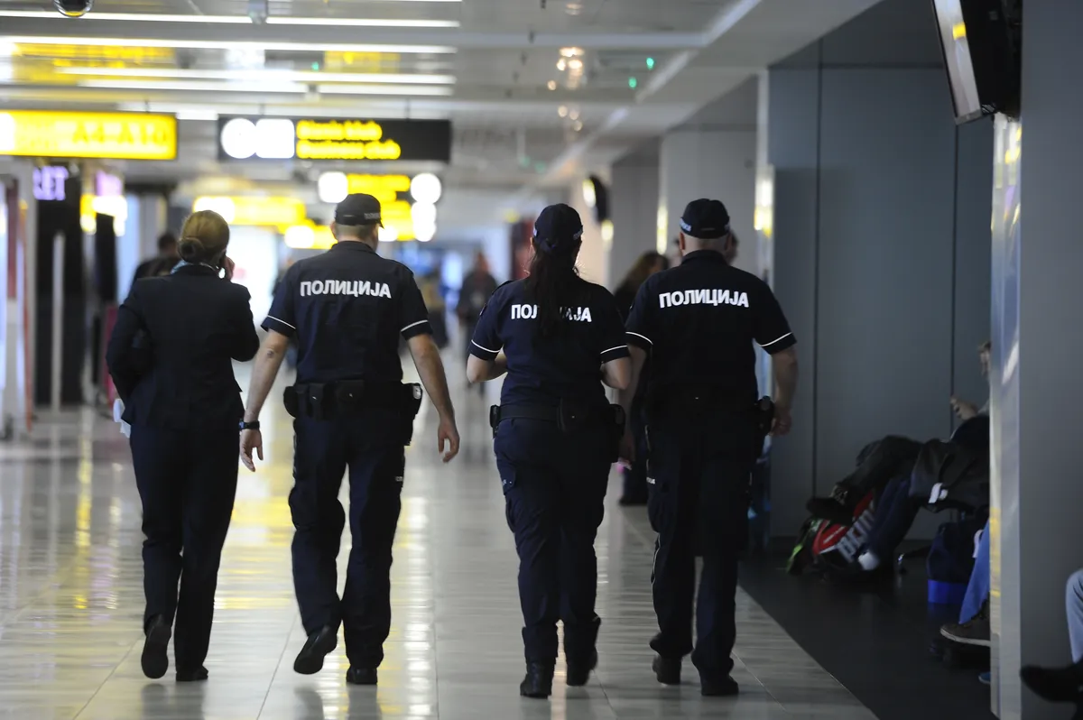 Turčin uhapšen na aerodromu "Nikola Tesla": Potukao se sa putnikom, a onda pokušao da otme policajcu pištolj