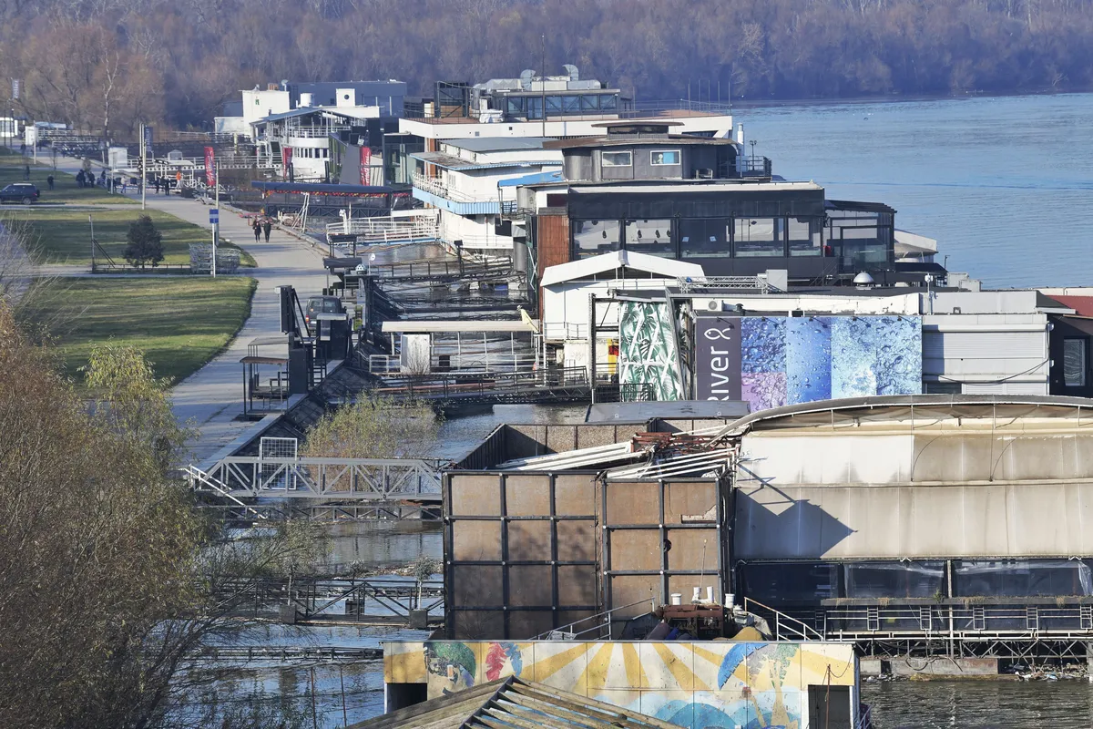 Uklonjeni beogradski splavovi završili na Adi Huji i u Jakovu, meštani ogorčeni: Nemaju dozvolu, sve je puno smeća, a nadlženi prebacuju odgovornost jedni na druge