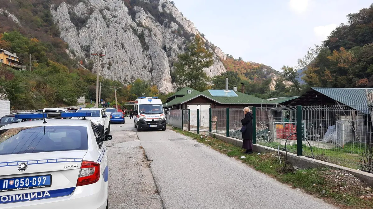 Dramatični prizori na mestu gde je kamion sleteo s puta u Ovčarsko-kablarskoj klisuri: Kabina teretnjaka smrskana, vozač prošao samo sa lakšim povredama VIDEO