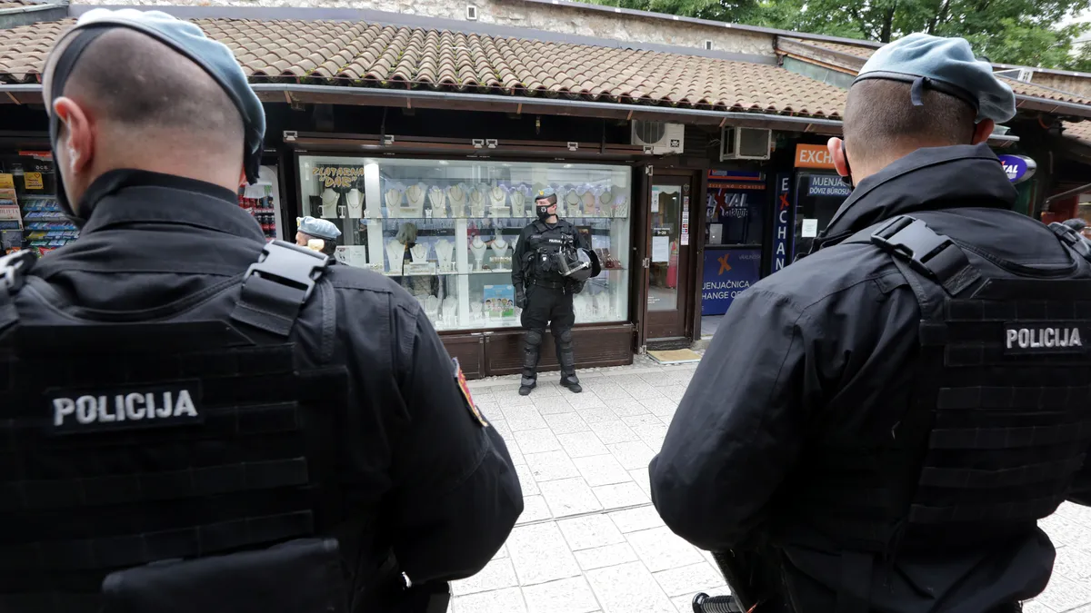 Drama kod Pala: Muškarac se popeo na drvo i od juče odbija da siđe, na terenu policija i pregovarači