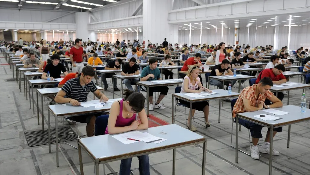 Veštačka inteligencija potpuno menja školovanje: Studenti više neće moći samo da predaju rad - primer iz Španije koji sve menja