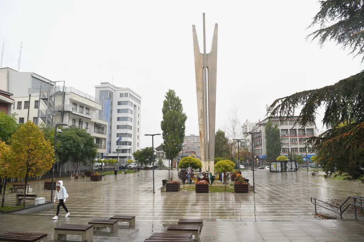 Uklonjena ukrajinska zastava iz centra Prištine nakon četiri godine