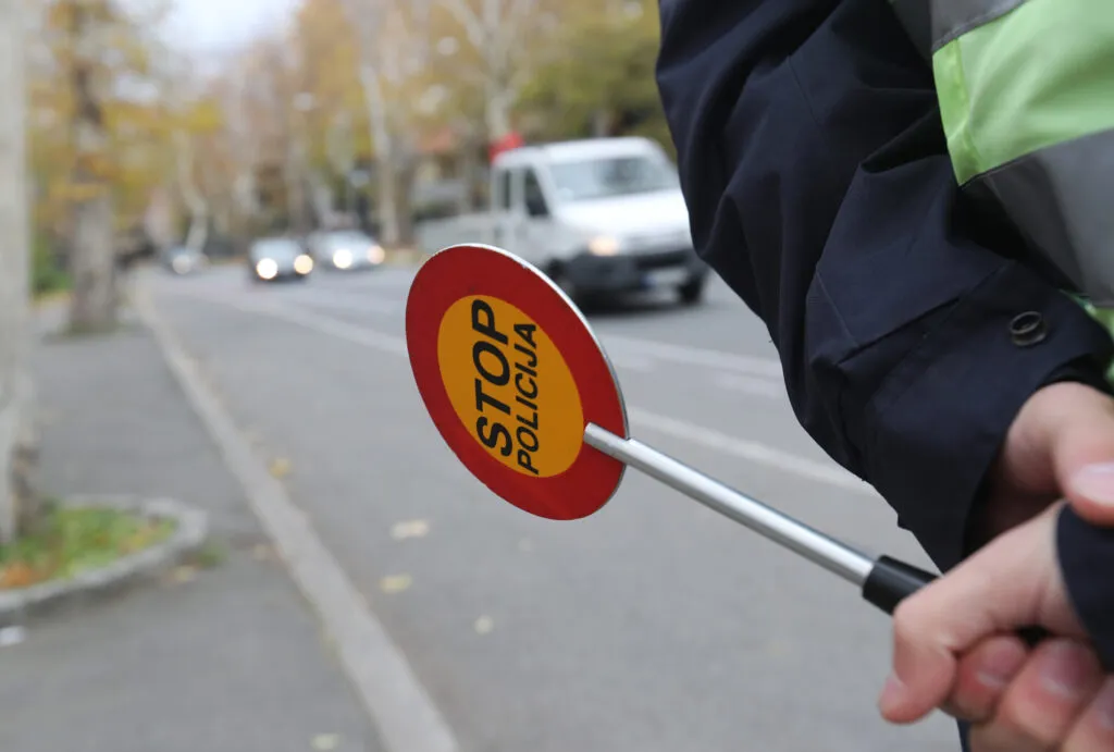 Pokušao da pobegne električnim trotinetom, pa nasrnuo na pol