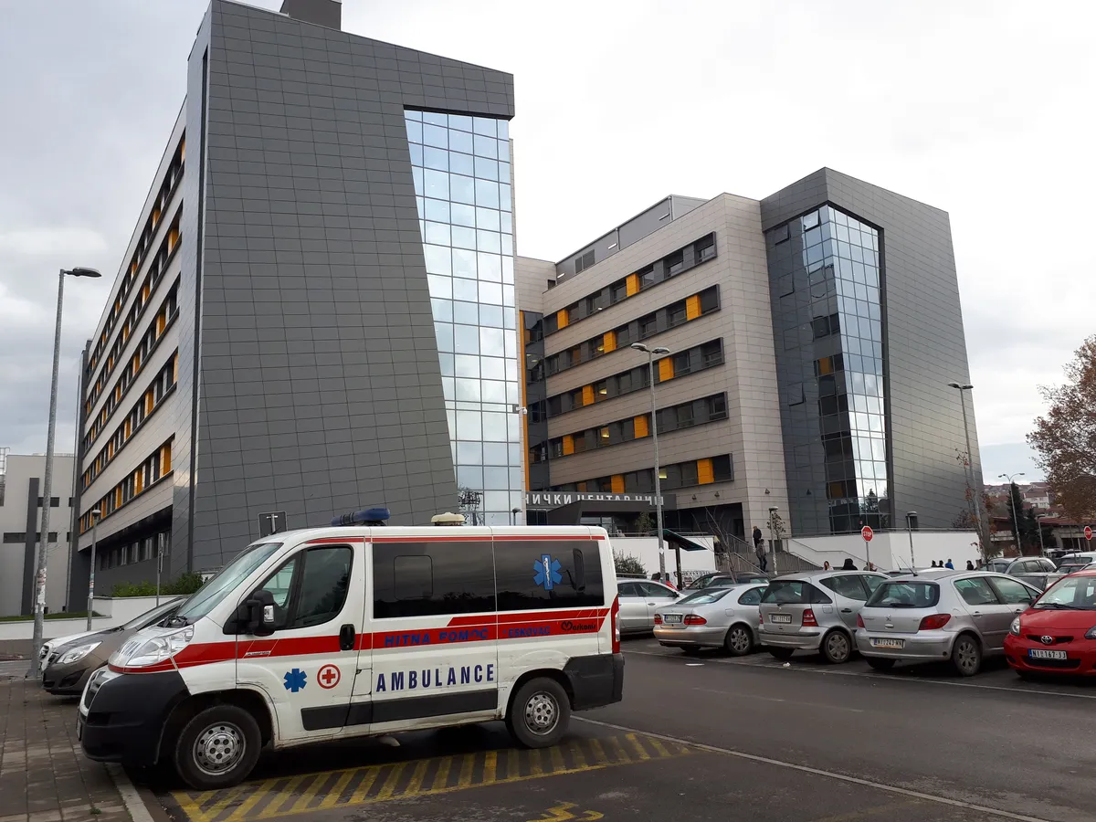 Devojčicu udario auto dok je vozila bicikl, prebačena u Klinički centar u Nišu