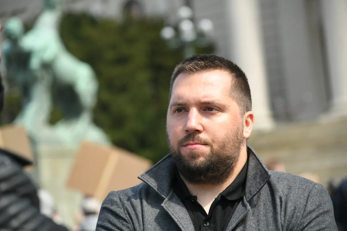 "Zbog jedne nalepnice u NS skupštini su odlepili. Pumpaj i lepi narode": Miran Pogačar pozvao da se u svim parlamentima istakne poruka 'Studenti pobeđuju"
