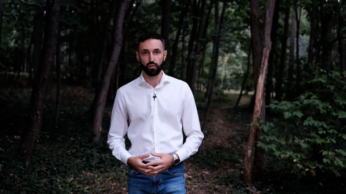 "Ulica na Karaburmi ubrzano tone, pitanje je dana kad će neki automobil završiti u rupi"
