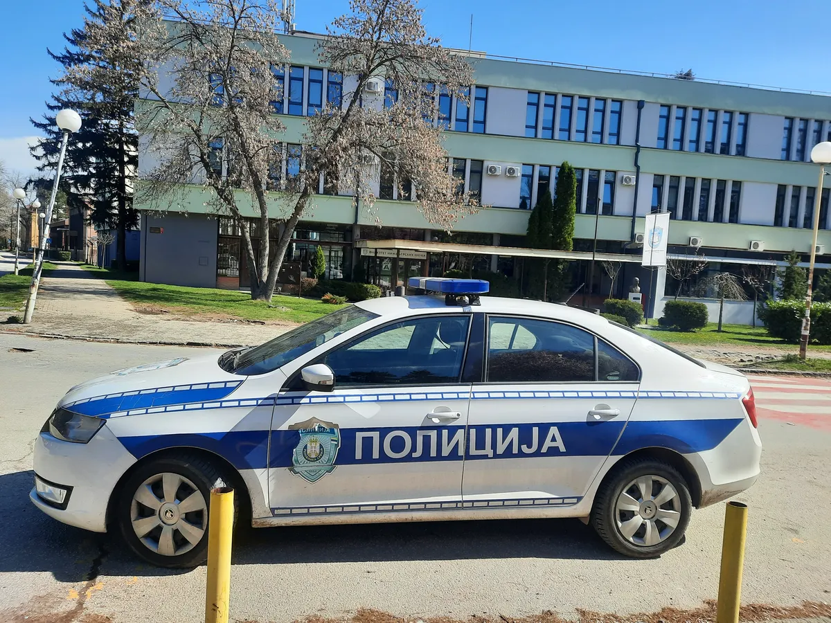 Oglasio se MUP: Kod mladića u centru Kragujevca pronađeni sekira, nož i gasni pištolj FOTO