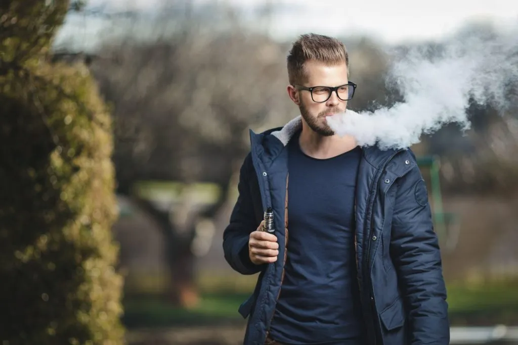 Zabrana prodaje elektronskih cigareta maloletnicima, nove odredbe o isticanju cena: Usvojen set trgovinskih zakona