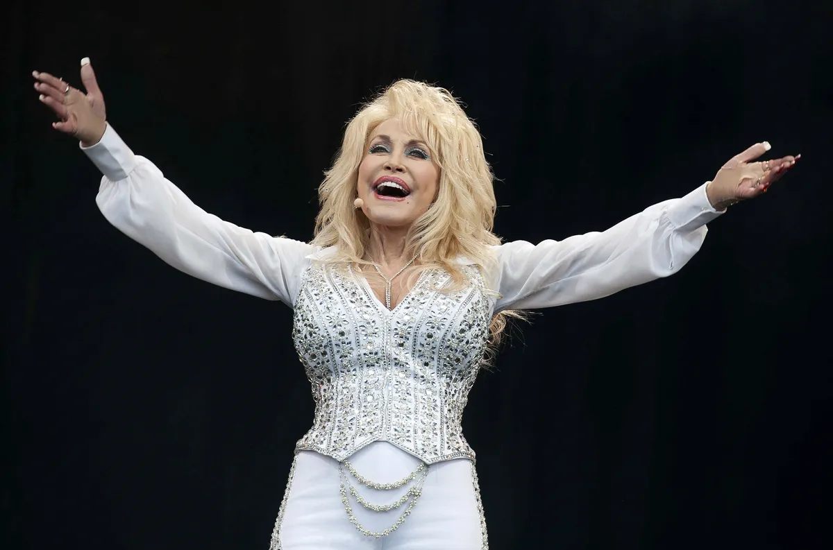 Doli Parton je snimila pesmu koja će biti objavljena 2046, na njen 100. rođendan: Numera je zaključana u vremenskoj kapsuli