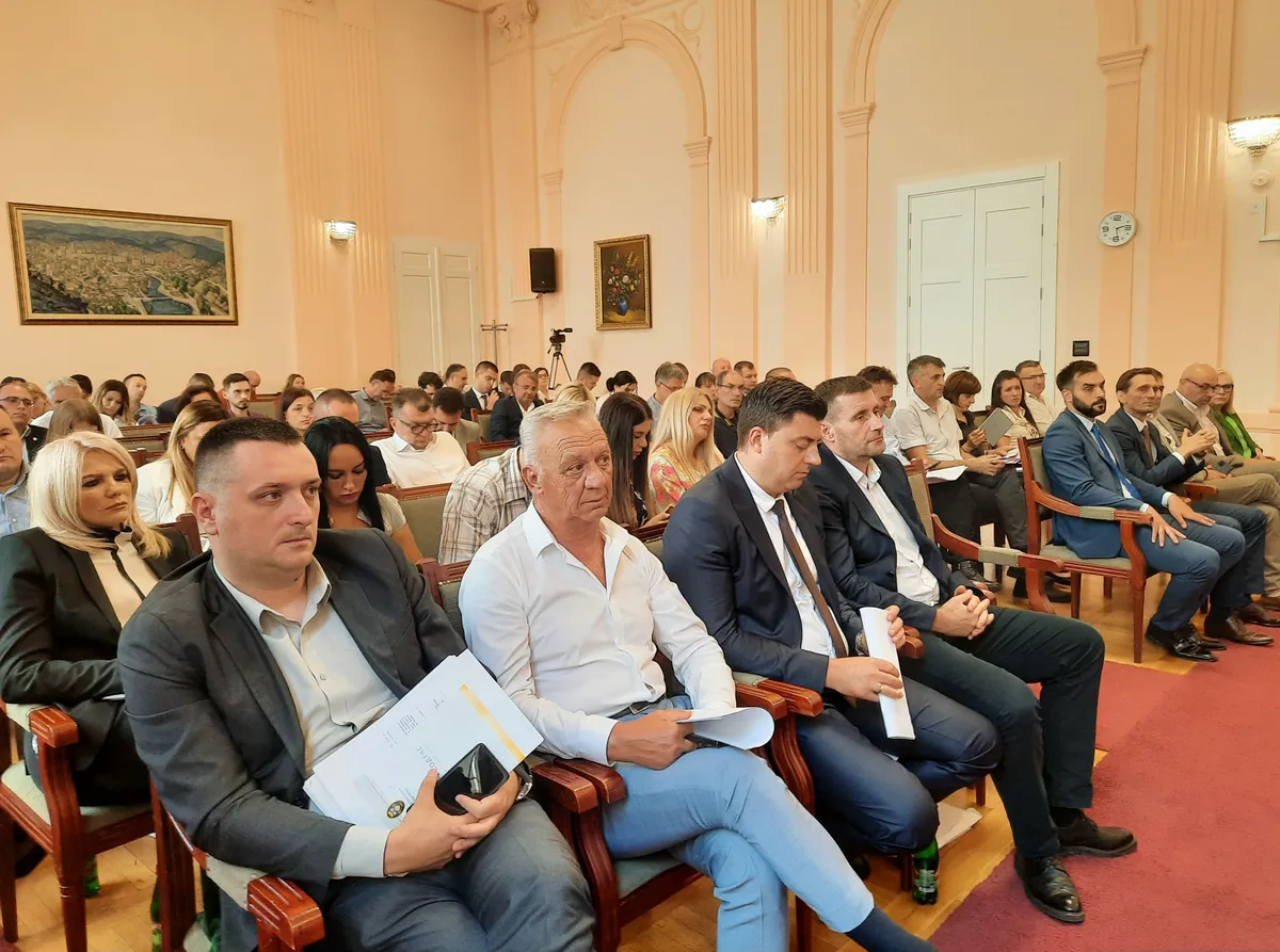 “Dizali su, pa spuštali ruke i zbunjeno gledali u kolege”: Kako se desilo da naprednjaci u Užicu glasaju protiv dočeka za Vučića