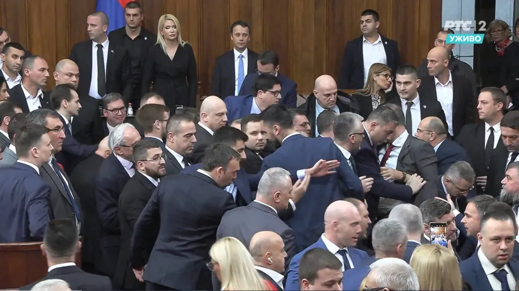 Pogledajte kako je došlo do potpunog rasula i tuče u Skupštini VIDEO ...