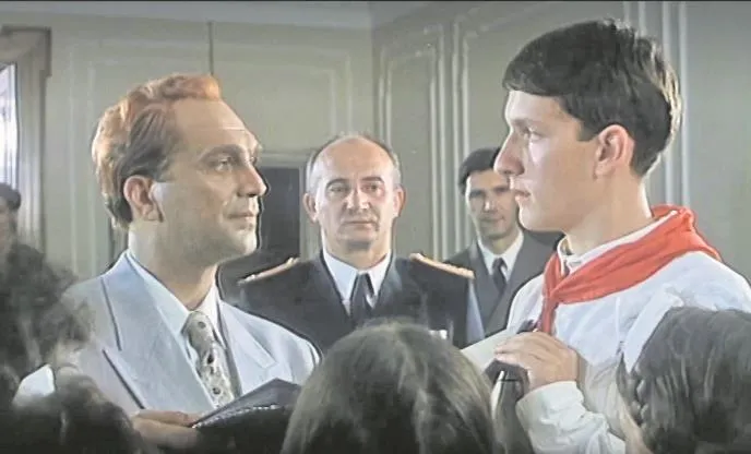 Igrao je Kengura u filmu "Tito i ja", a danas ga ne biste prepoznali: Glumac se posle više od 30 godina pojavio na crvenom tepihu i iznenadio promenom FOTO