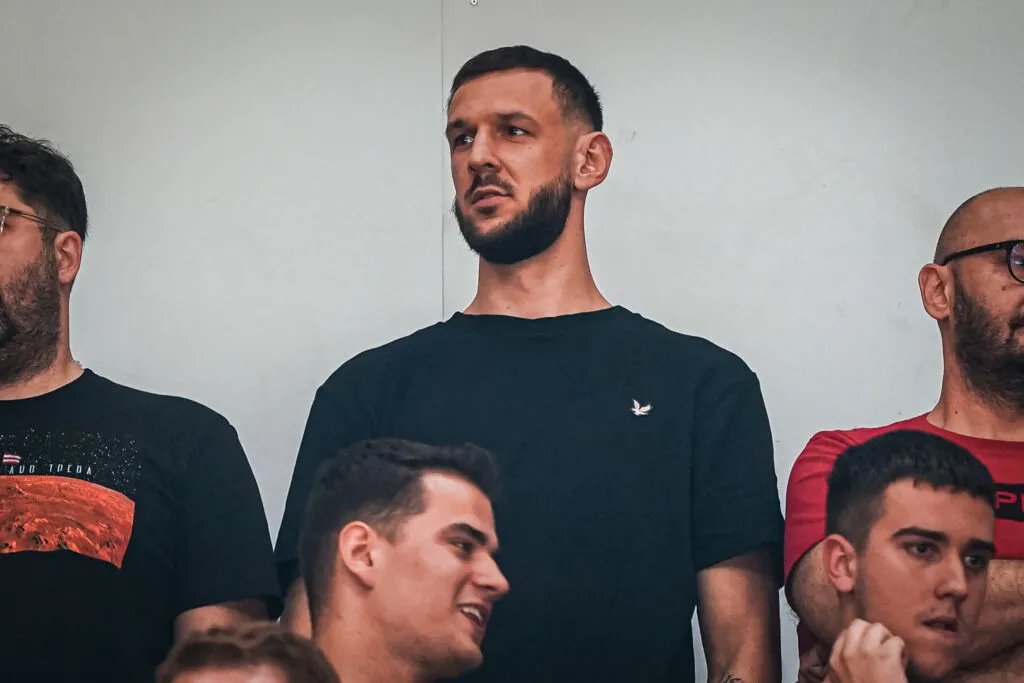 Plavšić priznao napad, pušten iz pritvora: Oglasilo se VJT zbog skandala u Beogradu