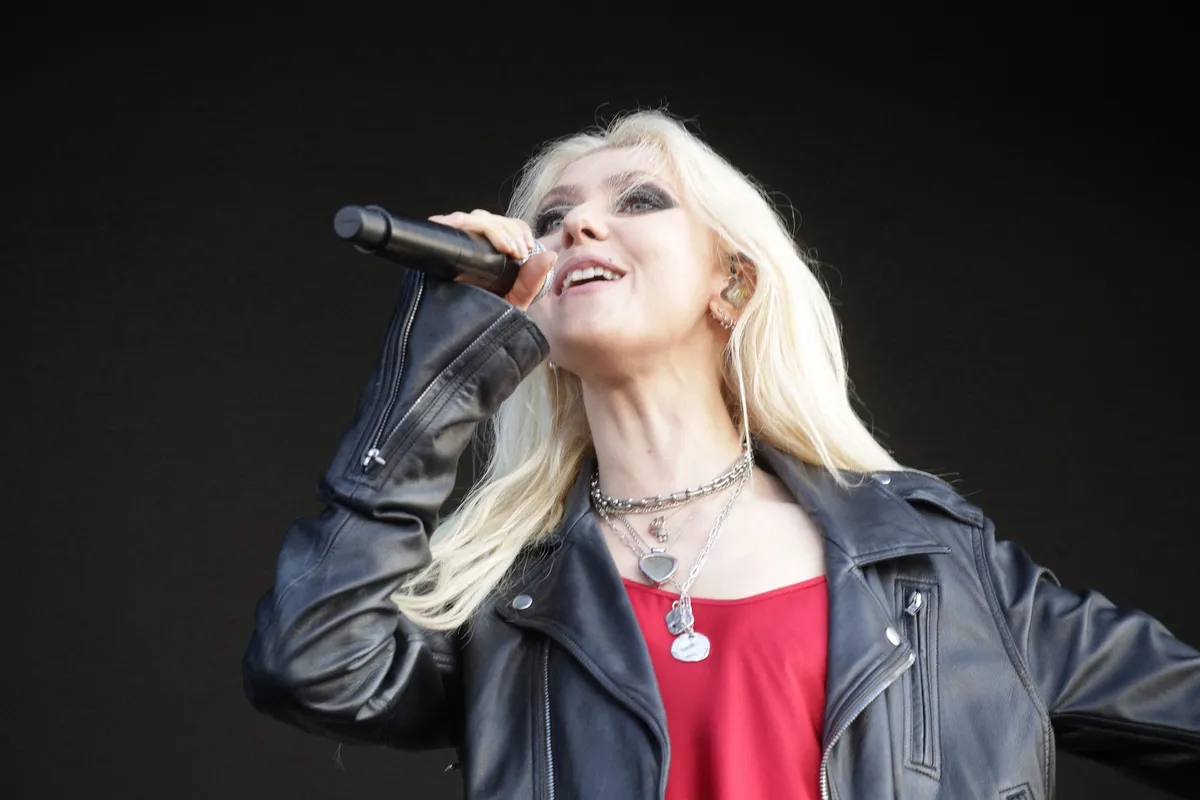 Pre dve godine ju je ujeo slepi miš, a sada otrovni pauk: Pevačica završila u bolnici nakon nezgode na nastupu FOTO