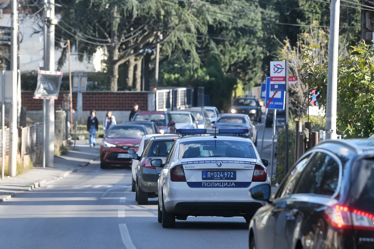 Drama na Zvezdari: Muškarac bacio bombu na terasu, pa razneo vozila i lokale