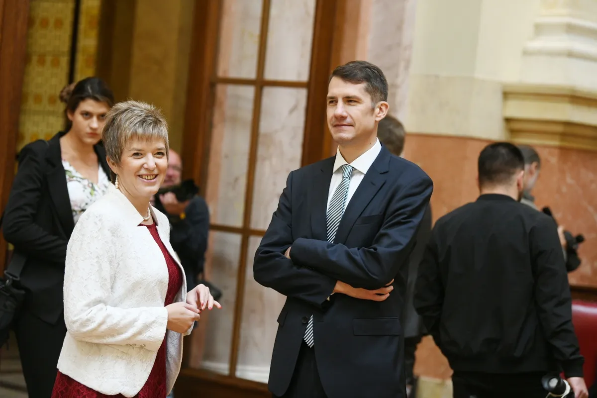 VIDEO Balint Pastor i Elvira Kovač u Budimpešti: Na izlazu iz zgrade Fidesa bez komentara na poraz Viktora Orbana na izborima