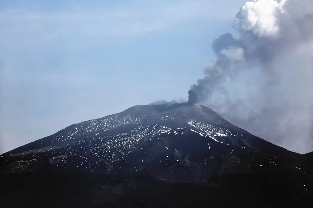 Etna ponovo eruptirala: Gusti oblaci pepela nad Sicilijom, obustavljeni letovi VIDEO