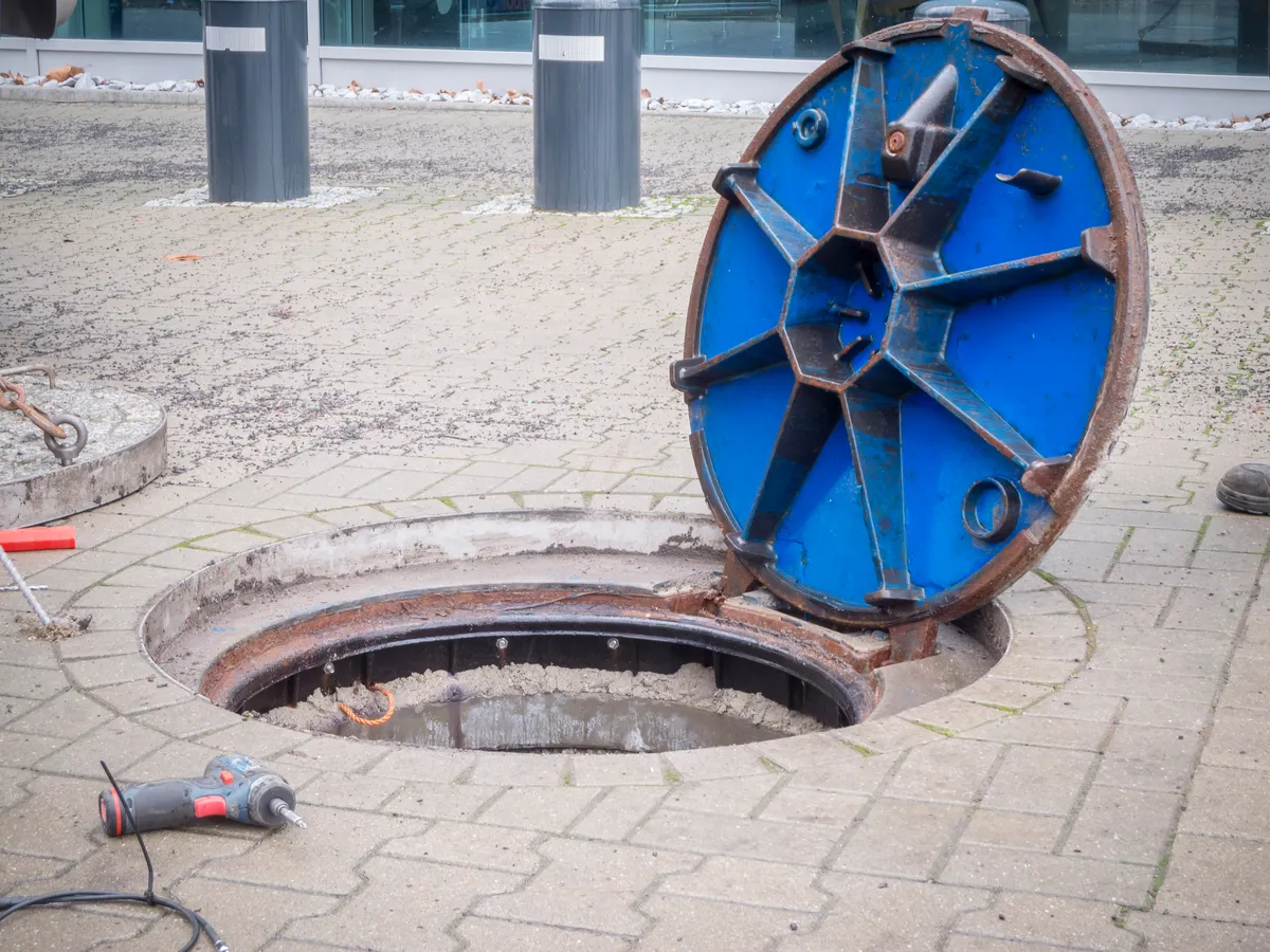 Expo postavlja „umetnički oblikovane“ poklopce za šahtove u Beogradu: Cena po komadu 1.150 evra