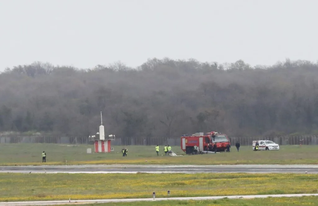 Drama na aerodromu u Frankfurtu: Parkirani avion se srušio na asfalt zbog proklizavanja točka VIDEO