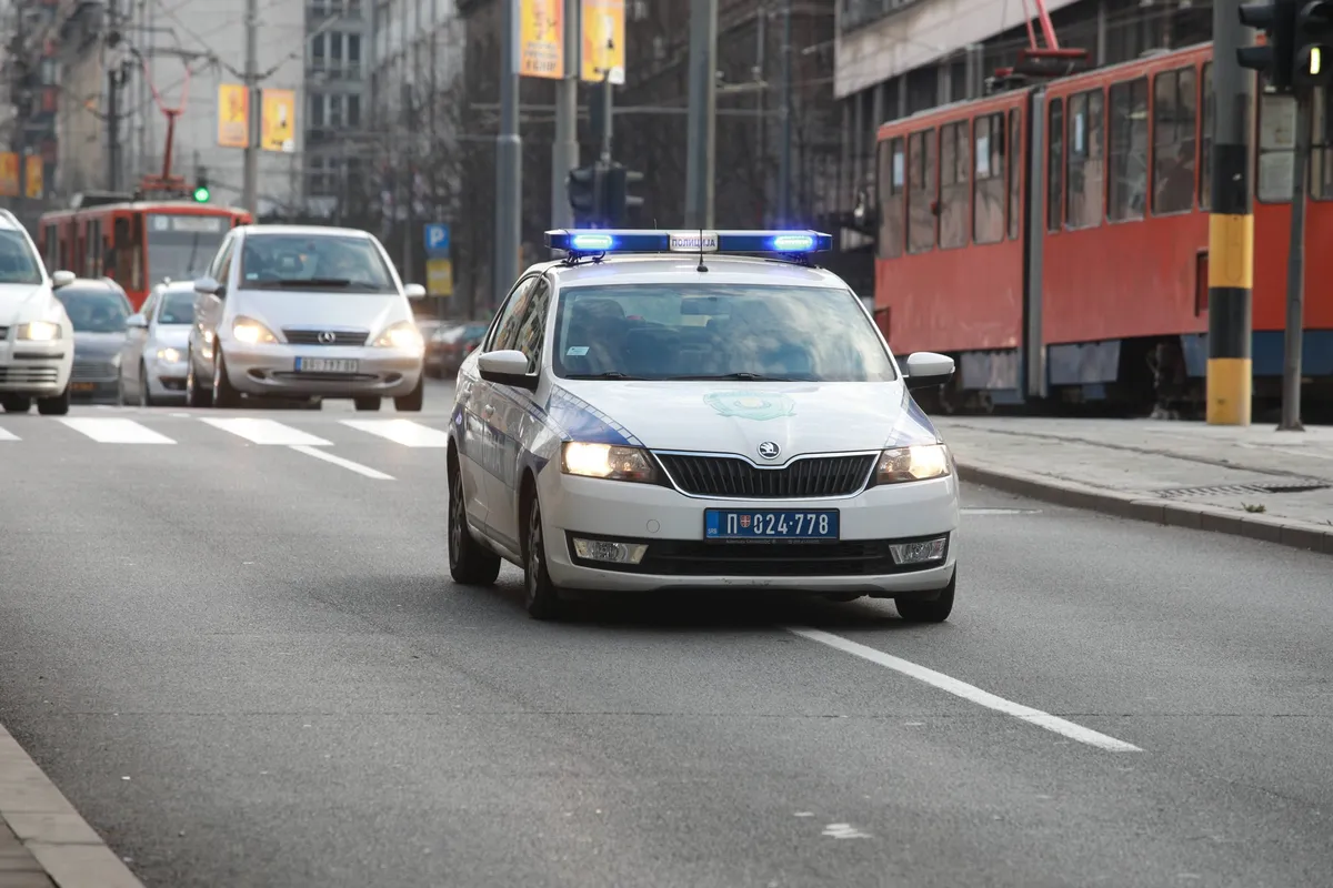 Zapaljen lokal na Voždovcu, policija na licu mesta pronašla kanister: U toku potraga za napadačem