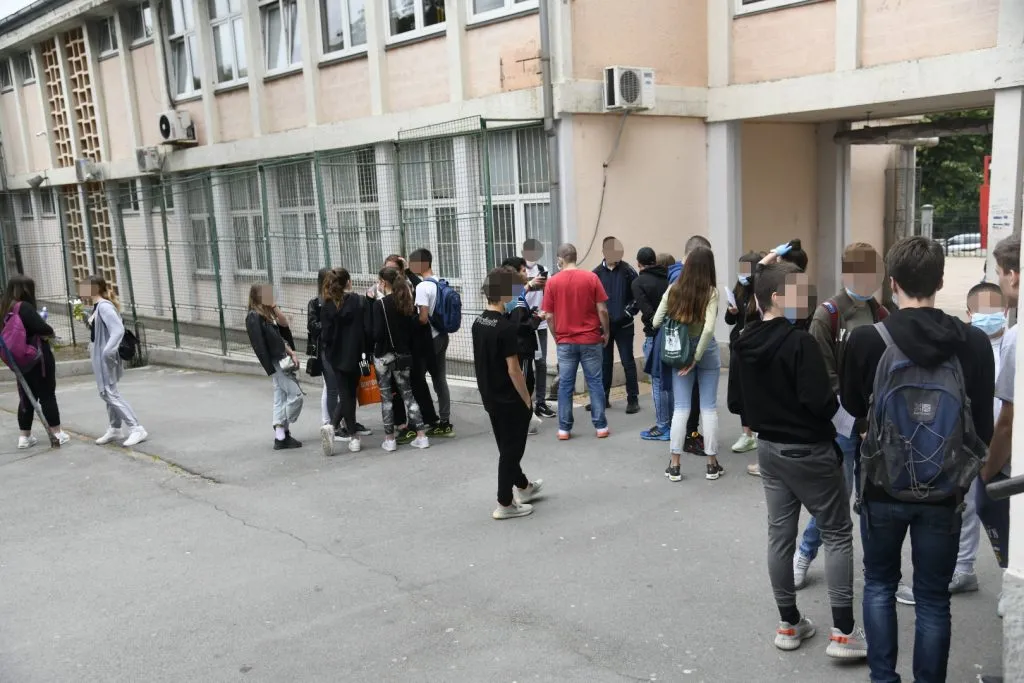Roditelji đaka beogradske škole "Veselin Masleša" traže hitnu sanaciju krova: Časovi skraćeni, deo zgrade zatvoren