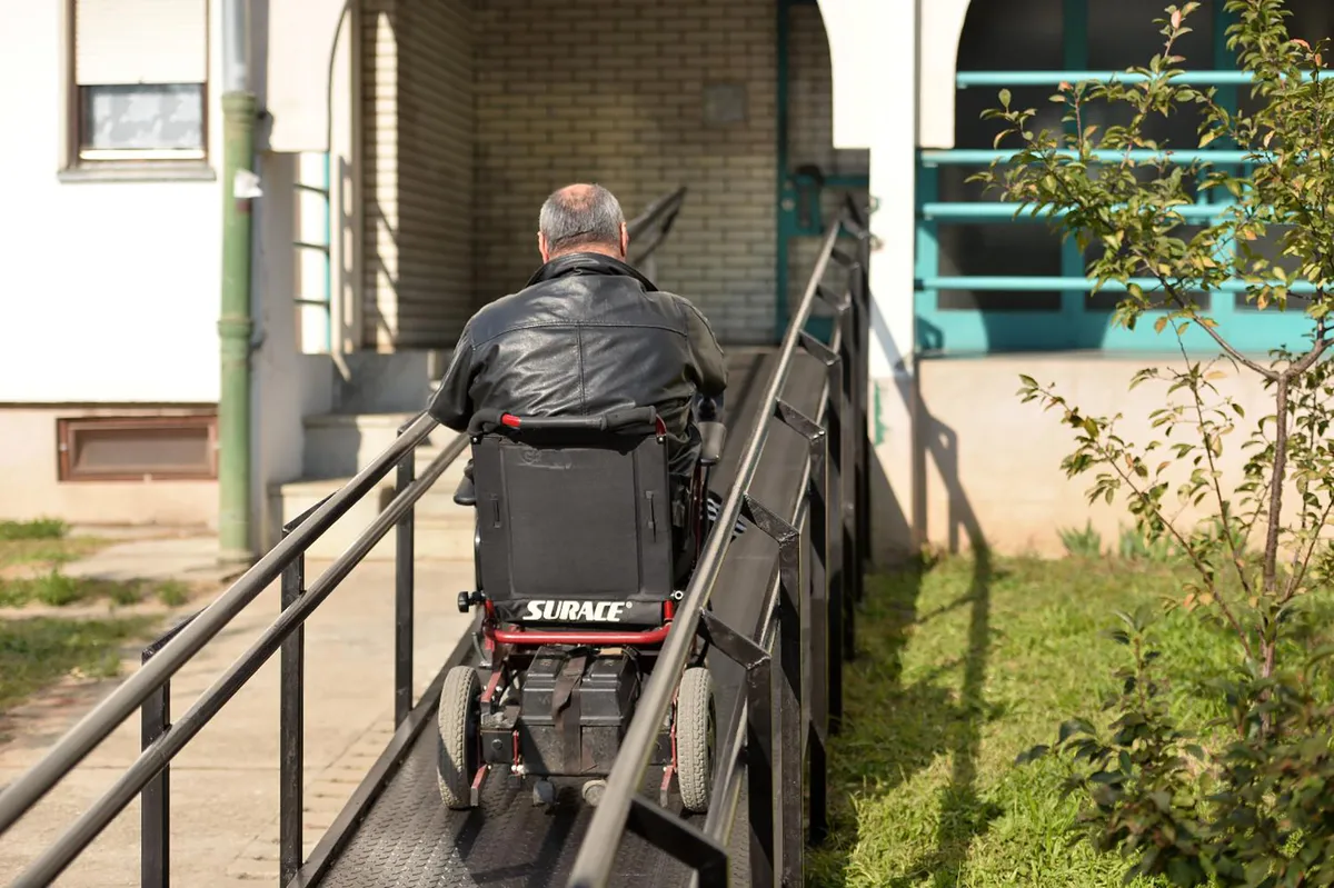 "Možeš da ne dobiješ tuđu negu više nikad": Osobe sa invaliditetom ucenjuju da glasaju za SNS