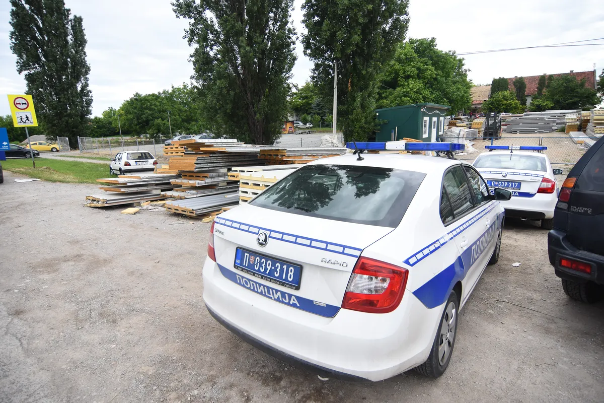 Uhapšen naoružani begunac u Novom Sadu za kojim je bilo raspisano više potraga i poternica: Policija pronašla pištolj, pancir, municiju, falsifikovanu vozačku dozvolu