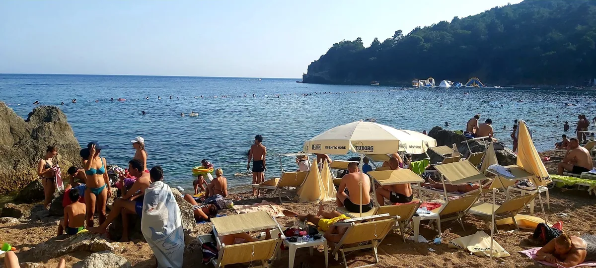 Državljanin Srbije se utopio na plaži Mogren II, iako su kupališta bila zatvorena zbog velikih talasa